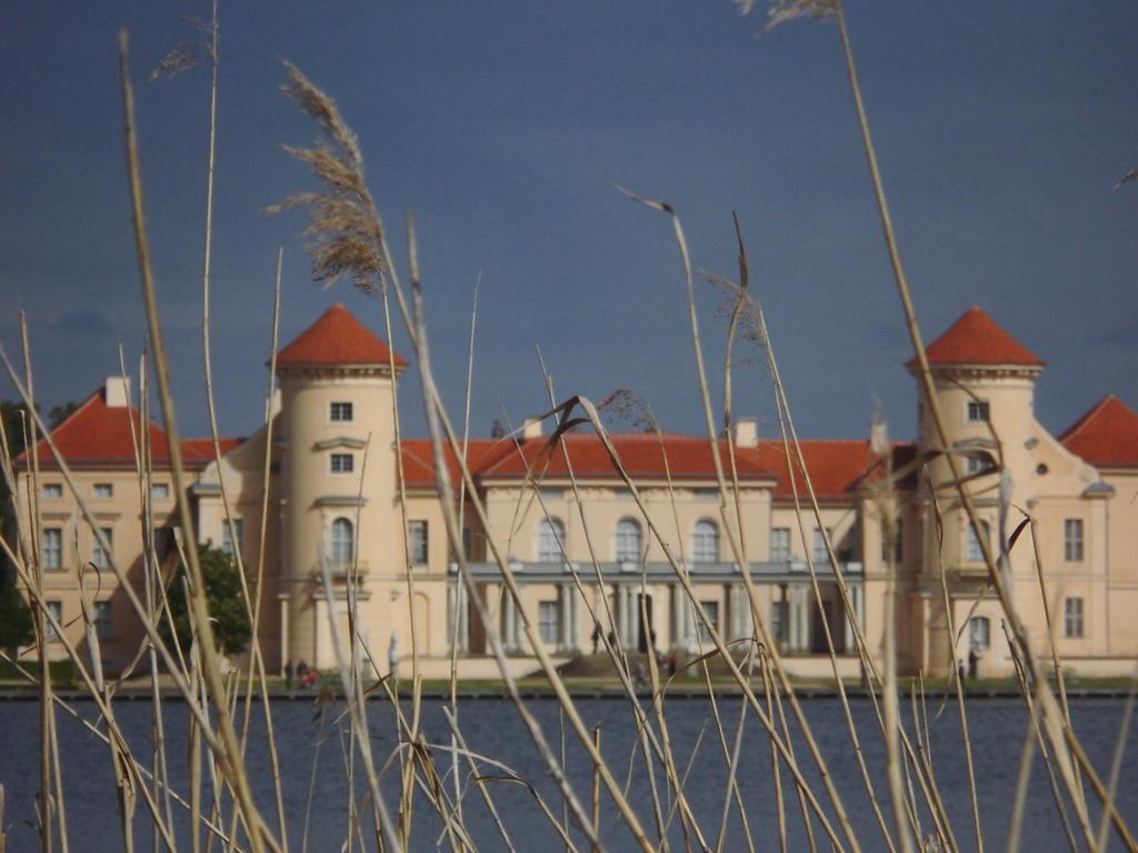 Schlossparkferienwohnungen Rheinsberg Mit Garten المظهر الخارجي الصورة