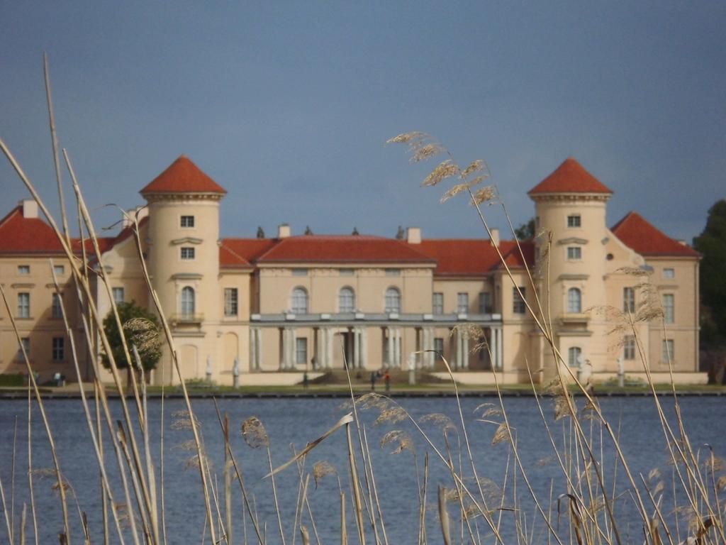 Schlossparkferienwohnungen Rheinsberg Mit Garten المظهر الخارجي الصورة